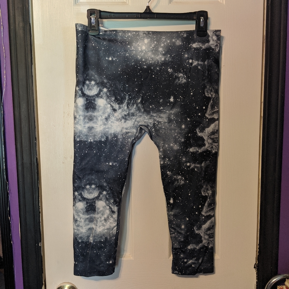 Plus size Capri leggings B&W starry night sky